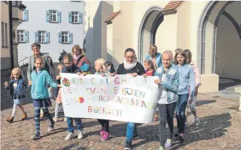  ?? FOTOS: PRIVAT ?? Die Kinder der Kinderkirc­he führten die Festgemein­de in den Spitalhof.