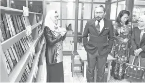  ??  ?? HANAFIAH (dua dari kiri) bersama Aminah (kiri) melawat Sudut Membaca Kedai Buku DBP pada majlis itu.