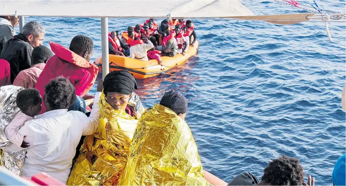  ??  ?? In nur einem Tag werden Flüchtling­e aus fünf Booten – zwei aus Holz, drei aus Gummi – von der Berliner NGO Sea-Watch vor der libyschen Küste im Mittelmeer gerettet.