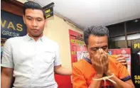  ?? CHUSNUL CAHYADI/JAWA POS ?? MASUK PENJARA LAGI: Kanit Tipiter Satreskrim Polres Gresik Iptu Agung Joko bersama tersangka penipuan penerimaan Bintara polisi.