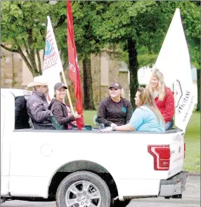  ?? MARK HUMPHREY ENTERPRISE-LEADER ?? Profession­al rodeo announcer Brandon Wren (left) entertains officers of the Lincoln Riding Club during the annual Lincoln Rodeo parade passing through the Lincoln Square downtown. Wren won the American Cowboys Rodeo Associatio­n award for Announcer-of-theYear in 2014. Wren returns to announce the 2019 Lincoln Rodeo set for Aug. 8-10, which is co-sanctioned by the ACRA and IPRA.