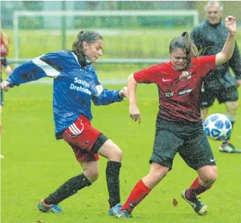  ?? FOTO: HKB ?? Die Fußballfra­uen des SV Bärenthal (blau) mussten sich bei strömendem Regen der SG Aichhalden/Rötenberg (rot) 3:5 geschlagen geben.