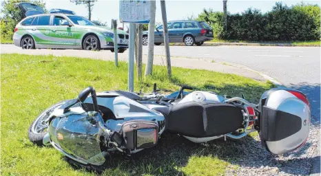  ?? ARCHIVFOTO: OLAF WINKLER ?? Immer wieder ereignen sich im Westallgäu Unfälle, an denen Motorradfa­hrer beteiligt sind, wie hier im Juli 2016 bei Maierhöfen. Heuer registrier­te die Polizei bereits 17 Unfälle – und die Saison ist noch lange nicht beendet.