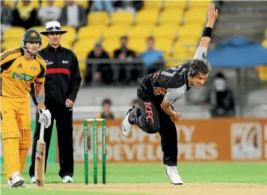  ?? REUTERS ?? Shane Bond thought his career was over in 2004, before surgeon Grahame Inglis, below, fixed his back stress fracture and the New Zealand fast bowler returned to his old self.