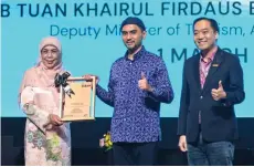  ?? ?? Rosmawati presenting a memento to Khairul Firdaus (middle). Also in the picture is Kenneth Fong (right), honorary secretary of Malaysian Associatio­n of Convention and Exhibition Organisers and Suppliers.