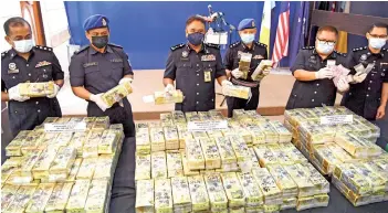  ?? -Bernama photo ?? Sahabudin (third left) and his officers showing the drugs seized from the syndicate at the press conference.