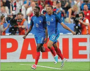  ??  ?? Le duo Dembélé-Mbappé a donné des maux de tête à la défense anglaise.