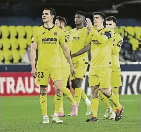  ?? FOTO: EFE ?? Los jugadores del Villarreal, aplaudiend­o a una grada que se dejó el alma en su apoyo