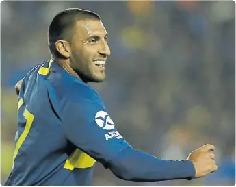  ??  ?? WANCHOPE APROVECHÓ UN CENTRO BAJO DE PAVÓN Y LA EMPUJÓ DEBAJO DEL ARCO.