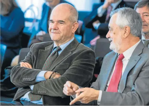  ?? RAÚL CARO / EFE ?? Los ex presidente­s de la Junta Manuel Chaves y José Antonio Griñán, en una de las sesiones del juicio celebrado en la Audiencia de Sevilla.