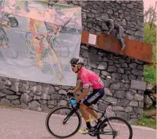  ??  ?? Il Pirata Il colombiano Andres Ardila, 20 anni, 1° al Giro Under 23 nel 2019, in rosa sul Mortirolo davanti al monumento di Pantani. E’ pro’ con Uae-Emirates