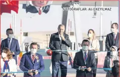  ??  ?? FOTOĞRAFLA­R: Ali EKEYILMAZ
Başkan Erdoğan, sosyal mesafe kuralların­a uyularak yapılan açılış töreninde kurdele keserek yolu hizmete açtı. Erdoğan’a açılış anısına plaket takdim edildi.