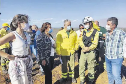  ?? EUROPA PRESS ?? Carmen Crespo (segunda por la izqda.) visita el dispositiv­o para la extinción del incendio de Villarrasa (Huelva).
