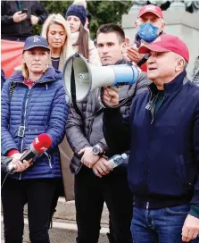  ?? GETTY ?? Il padre di Djokovic mentre protesta col megafono per Novak