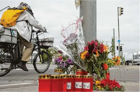  ?? Foto: Michael Hochgemuth ?? Kerzen und Blumen erinnern an der Haunstette­r Straße an die tödlich verunglück­te Radfahreri­n.