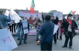  ??  ?? Simpatizan­tes del presidente López Obrador, ayer, en el Zócalo.