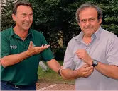  ??  ?? CON LE ROI Massimo Mauro in compagnia di Michel Platini. Hanno giocato insieme nel 1985-1986 e nel 1986-1987