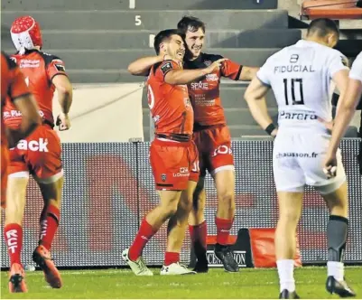  ?? Photo Icon Sport ?? Louis Carbonel et Baptiste Serin peuvent se congratule­r : ils sont venus à bout avec le bonus d’un leader remanié. Les compères de la charnière ont joué un rôle majeur dans cette victoire.