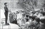  ?? ABDUL MAJEED / AGENCE FRANCE-PRESSE ?? Hammad Safi lectures students at a languages academy in Peshawar on April 3.