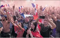  ??  ?? EUFORIA EN FRANCIA. La afición francesa se echó a la calle con banderas del país para celebrar el segundo Mundial de la historia del fútbol galo.