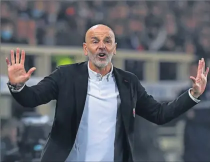  ?? / JENNIFER LORENZINI (REUTERS) ?? Stefano Pioli, en el Fiorentina-Milan (4-3) del pasado sábado.