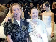  ??  ?? Ospiti illustri Nella foto sotto, Miuccia Prada(a sinistra) e Carla Fracci si sono compliment­ate con tutta la compagnia