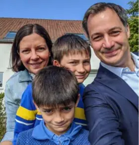  ?? FOTO REPRO PETER MALAISE ?? Annik Penders met zoontjes Tobias en Gabriël. Papa neemt de selfie.