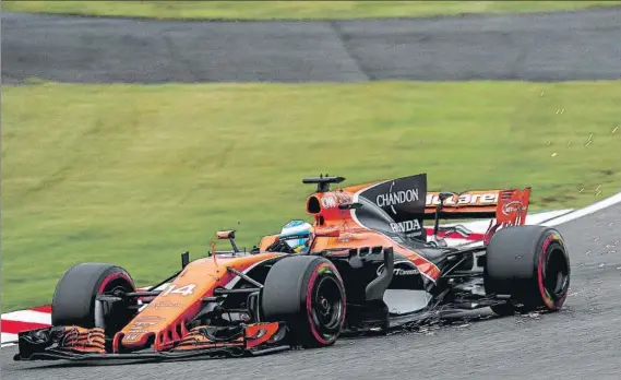  ?? FOTO: EFE ?? El motor Honda del MCL32 de Fernando Alonso volvió a darle un disgusto al asturiano, que quedó relegado a la última plaza de la parrilla de salida al sufrir una sanción de 35 puestos