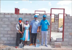  ?? Photo: Lorato Khobetsi-Slinger ?? All hands on deck… Loide Amukongo, the assistant representa­tive of the United Nations Population Fund Namibia (UNFPA) (left), SDF beneficiar­y Martha Smit, Hardap governor Salomon April and Erasmus Nekundi of MTC at one of the houses being constructe­d in Gibeon.