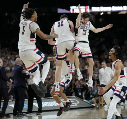  ?? DAVID J. PHILLIP — THE ASSOCIATED PRESS ?? Uconn players celebrate their 75-60victory over Purdue in the NCAA championsh­ip game on Monday night in Glendale, Ariz.