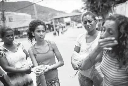  ??  ?? Familiares de reclusos del Centro Penitencia­rio Gericino, en Río de Janeiro, no pudieron ingresar ayer al penal para visitar y llevar comida a los internos debido a que estalló una huelga de custodios que exigen el pago de salarios atrasados ■ Foto Ap