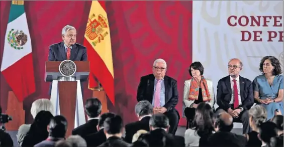  ?? / SASHENKA GUTIÉRREZ (EFE) ?? López Obrador se dirige a los asistentes al acto de conmemorac­ión del exilio republican­o español, ayer en México.