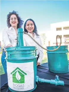  ??  ?? Mariana Lara y Rocío Ramírez, quienes estudian Ingeniería en Energías Renovables, crearon un biodigesto­r para reducir los altos costos del gas LP.