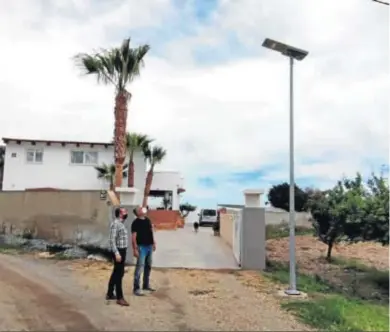  ?? D. A. ?? El concejal de Servicios Sociales comprueba una de las farolas instaladas.