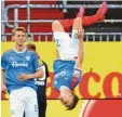 ?? Fotos: dpa ?? Kiels Jannik Dehm steht Kopf nach seinem Tor gegen Stuttgart.