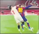  ?? FOTO: CAPTURA ?? Mateu Lahoz no pitó un penalti de Suso sobre Alba en la ida de Copa en Sevilla que acabó 2-0 y que pudo haber sido un 2-1