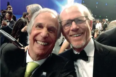  ??  ?? OggiHenry Winkler (72 anni) e Ron Howard (64), rispettiva­mente Fonzie e Richie Cunningham nella sit-com «Happy Days», nel selfie scattato agli Emmy Awards. Winkler è stato premiato come attore non protagonis­ta per la serie «Barry» e ha ricevuto il premio alla carriera