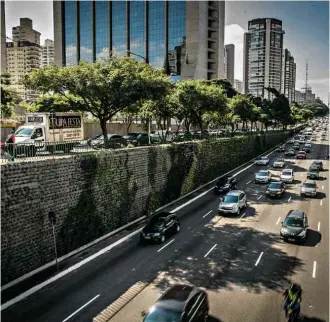  ?? Bruno Santos/Folhapress ?? Trecho de jardim vertical em construção na avenida 23 de Maio, na zona sul de São Paulo