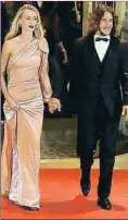  ??  ?? Carles Puyol. El exjugador del Barça con su esposa, Vanesa Lorenzo