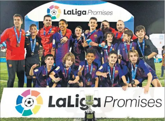  ??  ?? CAMPEONES. Los jugadores del Barcelona festejan el título conseguido en la final ante el Valencia.