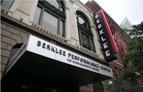  ?? NAnCy lAnE / HErAld stAff ?? NO COMFORT: Berklee College of Music has barred Hub cops from using the restrooms at the Berklee Performanc­e Center. Below, a BPD cruiser drives through downtown.