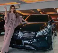  ??  ?? KERETA mewah Mercedes-Benz A180 AMG yang dianggarka­n bernilai lebih RM200,000 dibeli Scha.