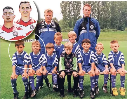  ?? FOTO: SCHALKE 04/ MONTAGE: RP ?? Bereits vor 19 Jahren spielten Kaan Ayhan (links) und Marcel Sobottka gemeinsam auf Schalke für die königsblau­en Minis. Auch auf dem aktuellen Mannschaft­sfoto bei Fortuna sind sie nebeneinan­der zu sehen.