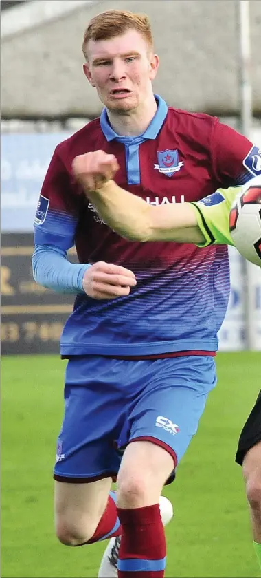  ??  ?? Drogheda’s Mark Doyle and Limericks David O’Connor clash during Friday’s match at United Park.