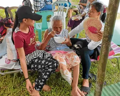  ?? —NATHANALCA­NTARA ?? SURVIVORS Lola Yayo, 101, eats rice porridge at the tent city put up for survivors of Saturday’s earthquake in Itbayat, Batanes.