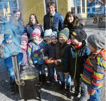  ?? Foto: Andreas Lode ?? Die Kinder aus der Gruppe Schatzkist­e kochen ihre Nudelsuppe statt mit Strom auf einem Holzofen: (hinten von links) Vera Schalk (Gruppenlei­terin Schatzkist­e), Sonja Rittel (stellvertr­etende Einrichtun­gsleiterin), Florian Botzler (Projekttea­m KIEN) und...