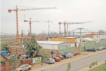  ?? FOTOS: RUDY MUÑOZ. ?? Tres grúas apoyan la construcci­ón del CRS de Puente Alto.