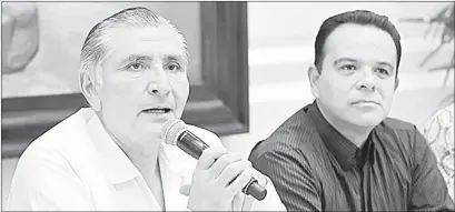  ??  ?? ▲ El gobernador de Tabasco, Adán López Hernández, acompañado del secretario de Gobierno, Marcos Medina Filigrana, afirmó que las reformas al Código Penal del estado no restringen el derecho a la libre manifestac­ión.
Foto tomada de la página del gobierno del estado