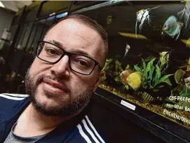  ?? Arnold Gold/Hearst Connecticu­t Media ?? Vincent Minutolo, owner of Worldwide Fish & Pets, near a tank of angelfish at the recently purchased store in New Haven on March 20.