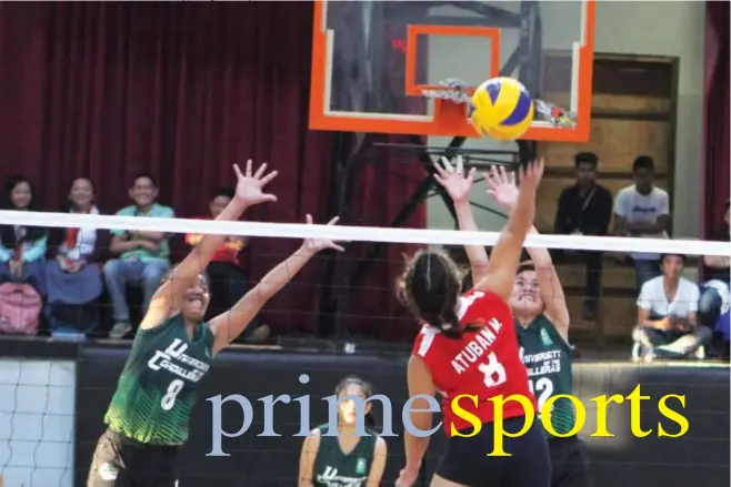  ?? Photo by Rod Osis ?? ON THE TOP. University of Baguio's May Ann Attuban tries to score against a University of the Cordillera­s Lady Jaguars in last year's BBEAL championsh­ip match. Both schools, including Saint Louis University are expected to form a team against a...